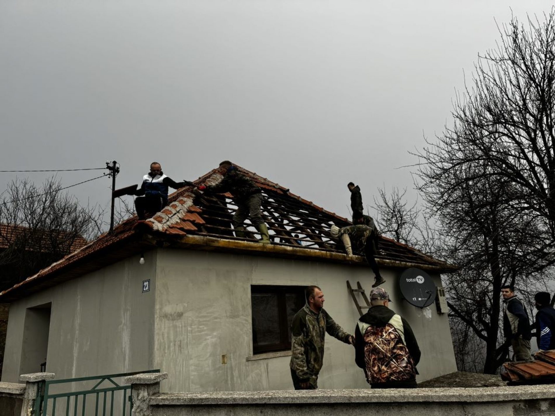 Ljubetovo kod Zenice nakon zemljotresa – mještani popravljaju oštećene kuće!