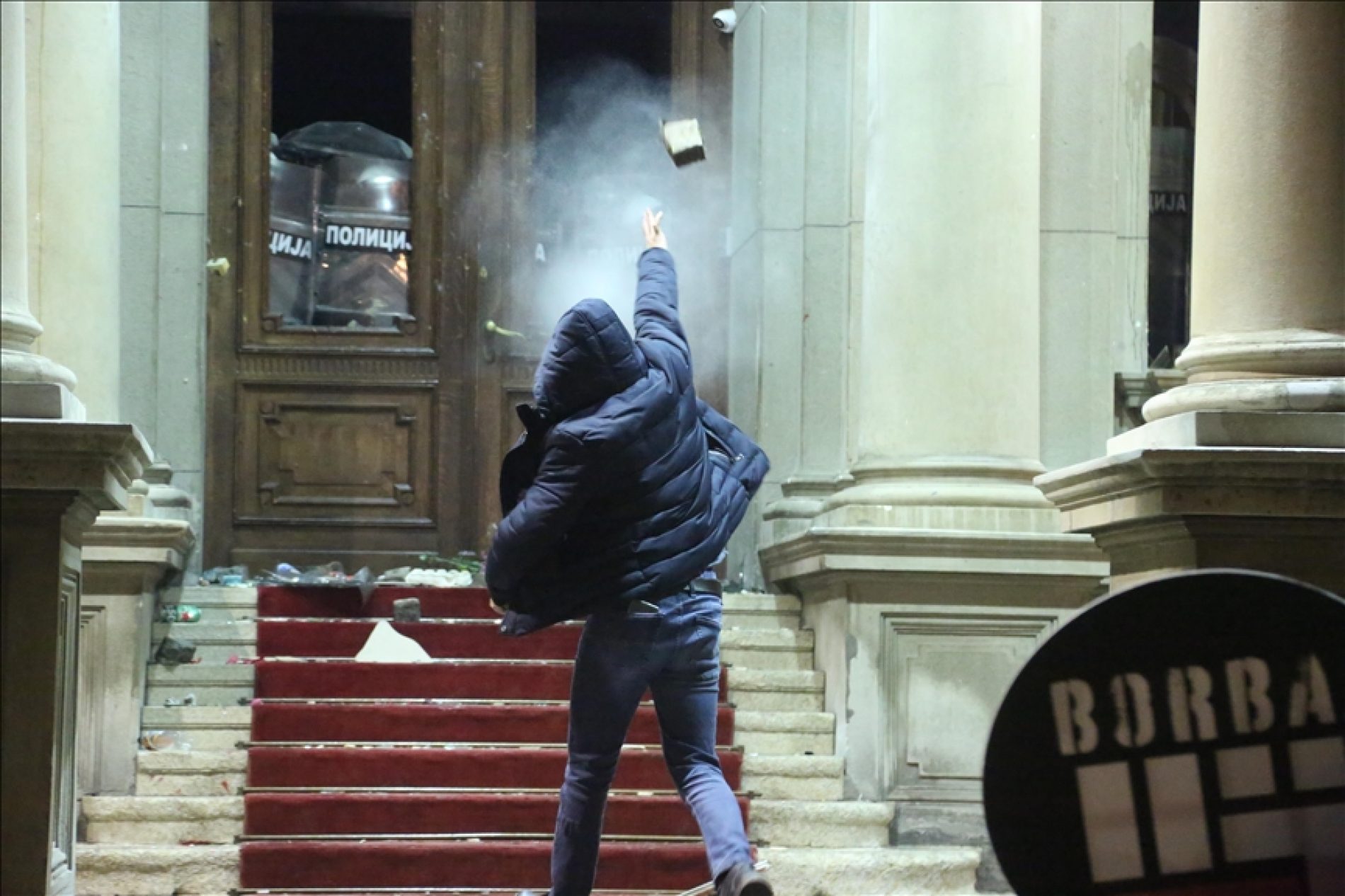 Policija razbila proteste i tukla demonstrante ispred Skupštine Beograda