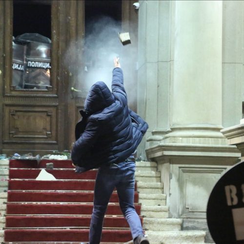 Policija razbila proteste i tukla demonstrante ispred Skupštine Beograda