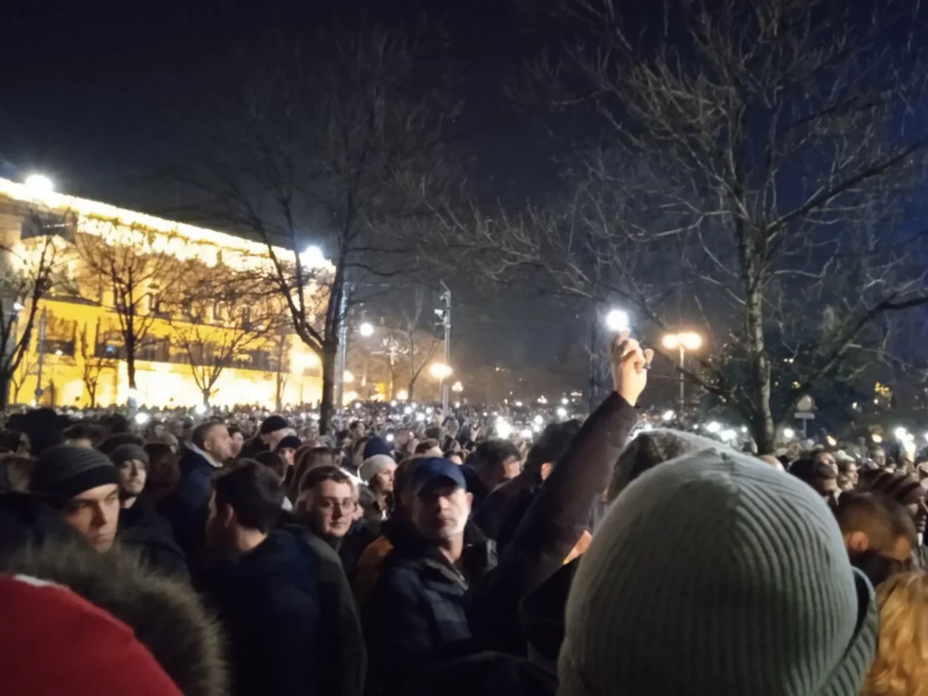 Beograd: Građani uzvikuju „Vučiću, lopove, pokrao si izbore.“