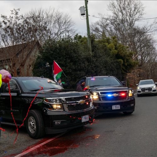 SAD: Aktivisti polili crvenom bojom Blinkenov automobil