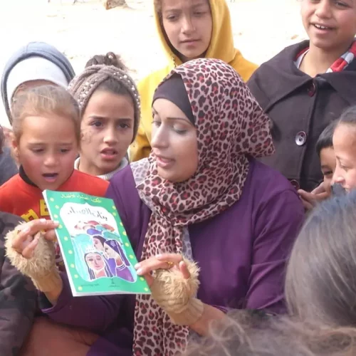 Raseljena palestinska učiteljica nije sputana izraelskim ratom – ‘Učiću djecu dok sam živa’