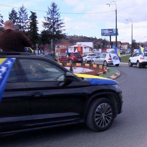Vogošća – defile vozila okićenim državnim zastavama