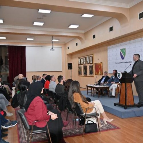 U Novom Pazaru održana Javna tribina „Bosanski jezik i školstvo“