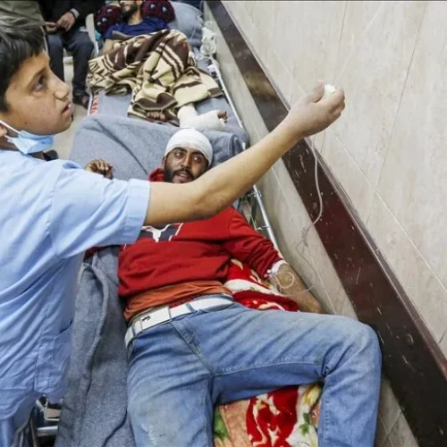 Mali heroj odrastao preko noći: Palestinski dječak volontira u bolnici i pomaže ranjenima