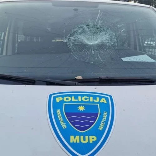 MUP HNK: Huligani oštetili 16 službenih vozila i jedno privatno vozilo