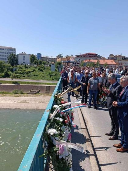 Polaganjem cvijeća na mostu preko rijeke Save obilježena 32. godišnjica ubistva civila