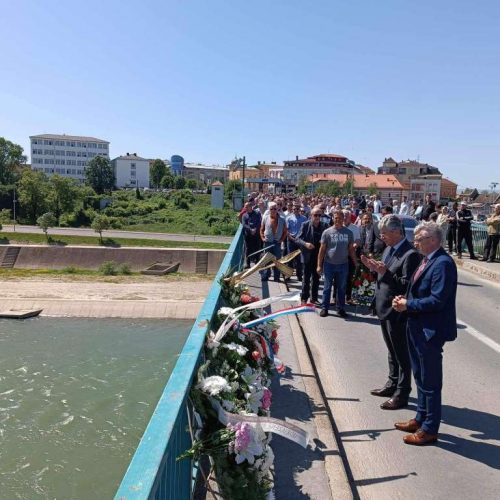 Polaganjem cvijeća na mostu preko rijeke Save obilježena 32. godišnjica ubistva civila