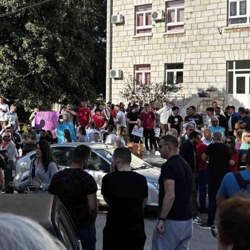Građani Stoca organizovali protestnu šetnju zbog napada na mladiće