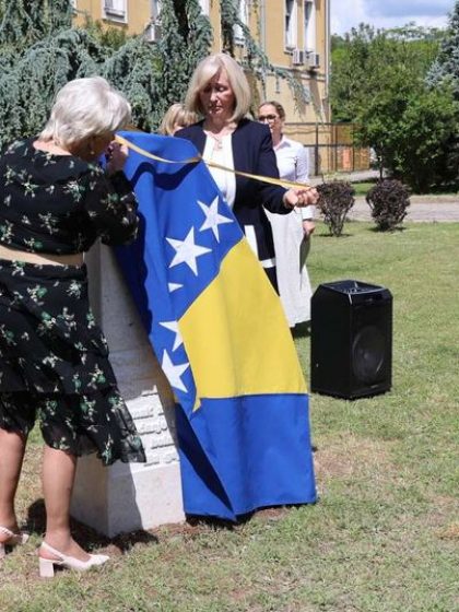 ‘Dr. Safet Mujić’: Otkriven spomenik u znak sjećanja na pripadnike Ratne bolnice ARBiH