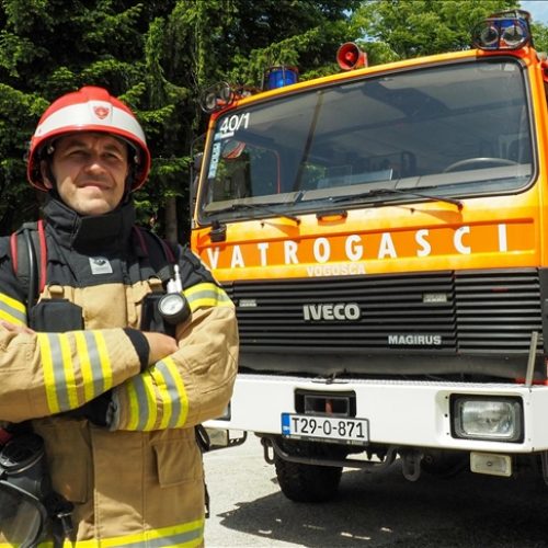 Jasmin Žigić trči u vatrogasnoj opremi za liječenje oboljelih ljudi