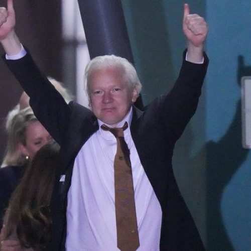 Progonjeni novinar napokon slobodan: Assange se vratio u Australiju