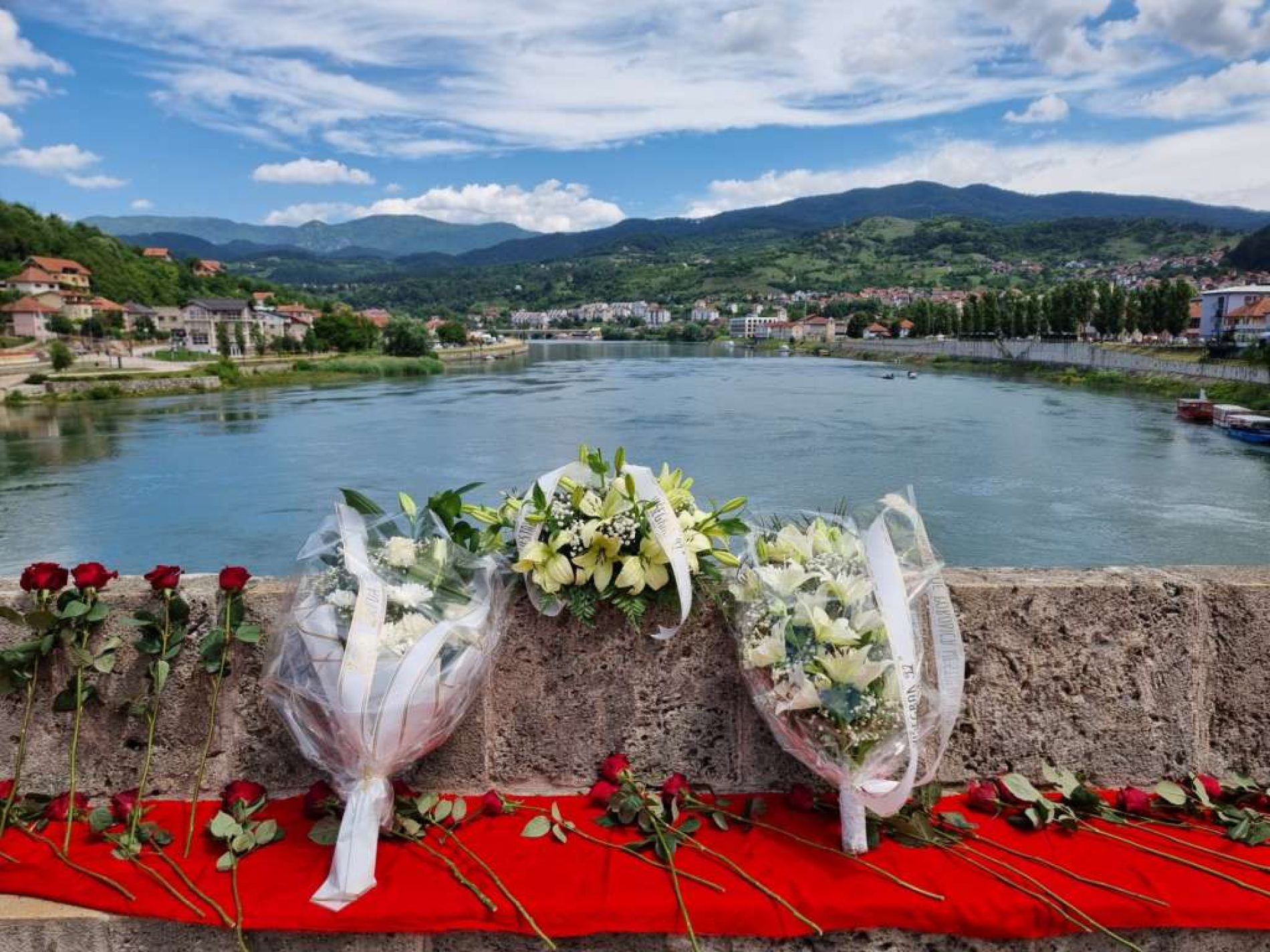 U Višegradu obilježena 32. godišnjica stradanja Bošnjaka, u Drinu spuštene ruže za nevine žrtve